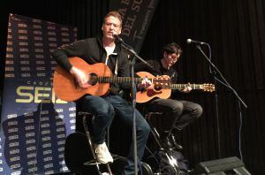 Teddy Thompson y su sobrino Zak Hobbs, ensayando antes de actuar en Málaga.