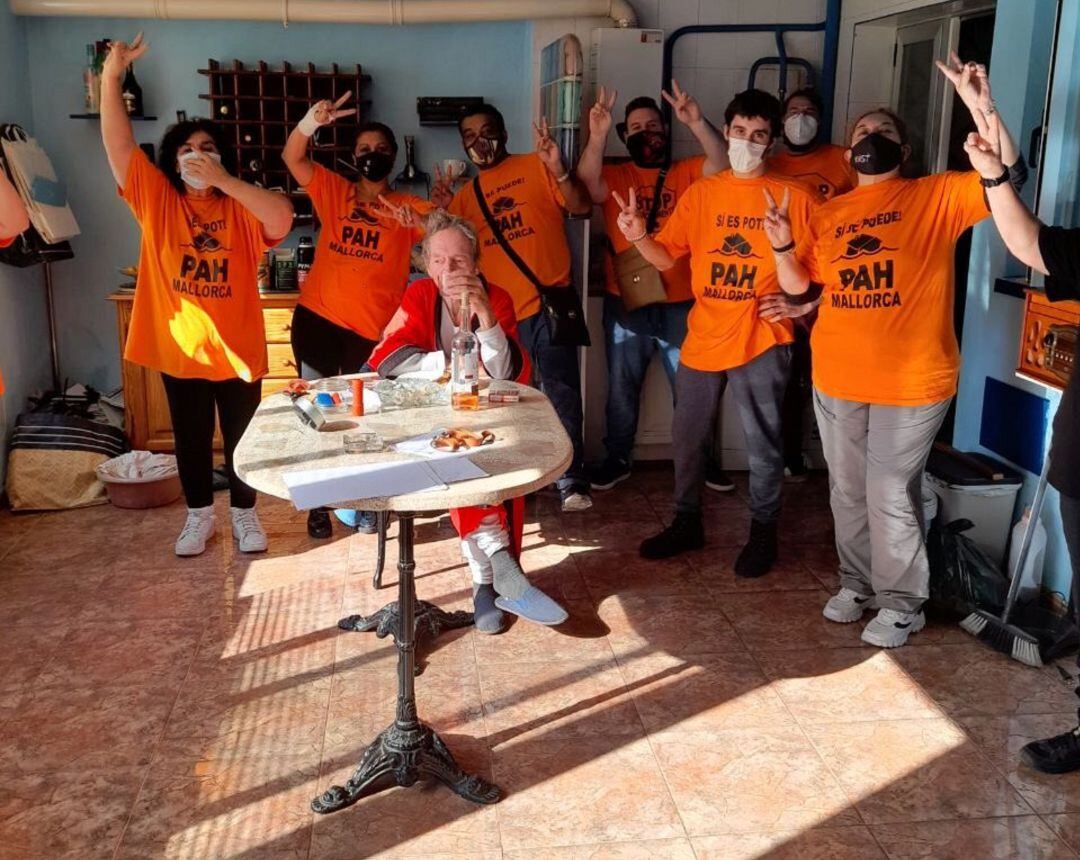 Colectivos de la PAH celebran la paralización del desahucio.