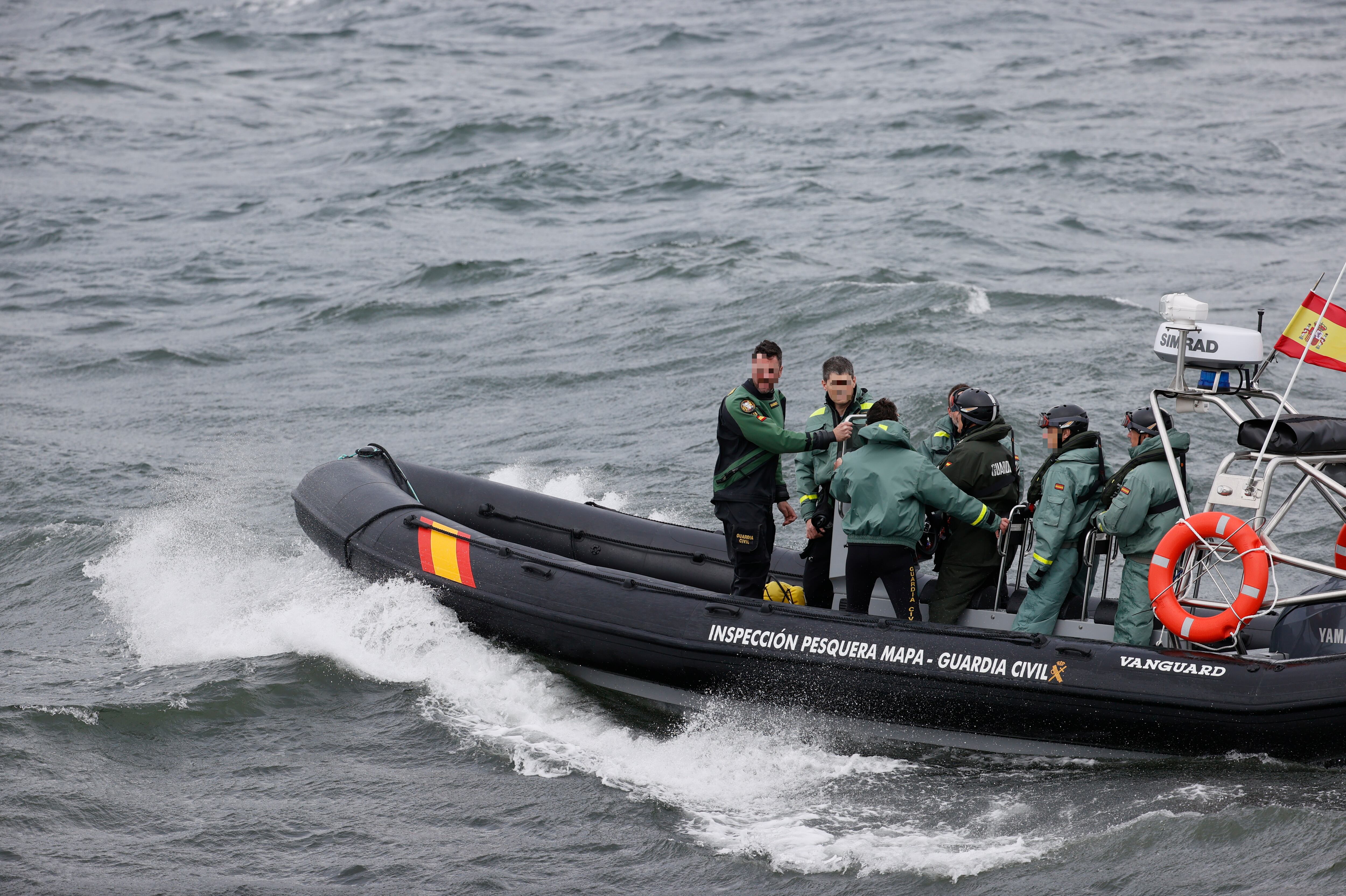 Buceadores de la Guardia Civil localizan una embarcación semisumergible, similar a los narcosubmarinos que emplean las redes de narcotráfico, en la ría de Arousa, a una milla del puerto de Vilaxóan. EFE/ Lavandeira