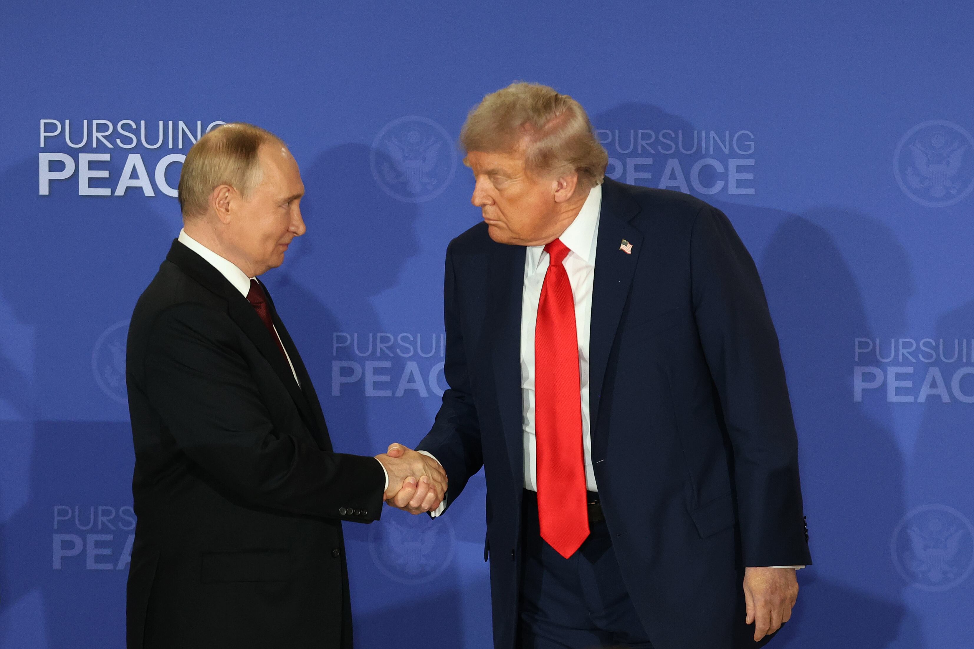 El presidente de Rusia, Vladimir Putin (i), y su homólogo de Estados Unidos, Donald Trump, se saludan al finalizar una declaración conjunta este viernes, en Anchorage (Estados Unidos).