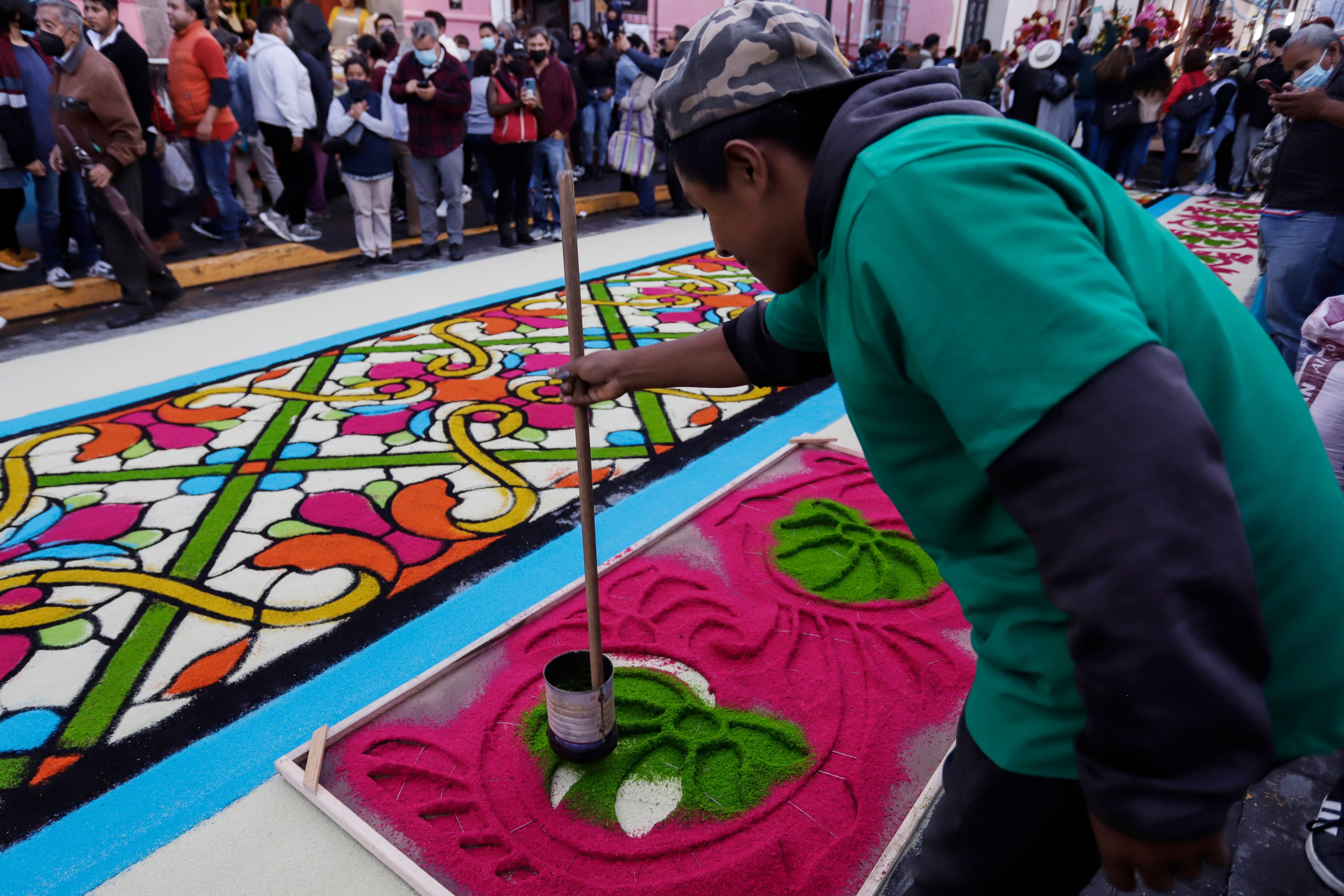 Un grupo de artesanos elaboran alfombras de colores de aserrín en la &quot;Noche que Nadie Duerme&quot; hoy, en el municipio de Huamantla, estado de Tlaxcala (México).