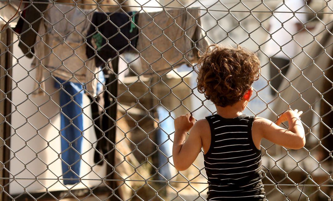 Un niño en un campo de refugiados.