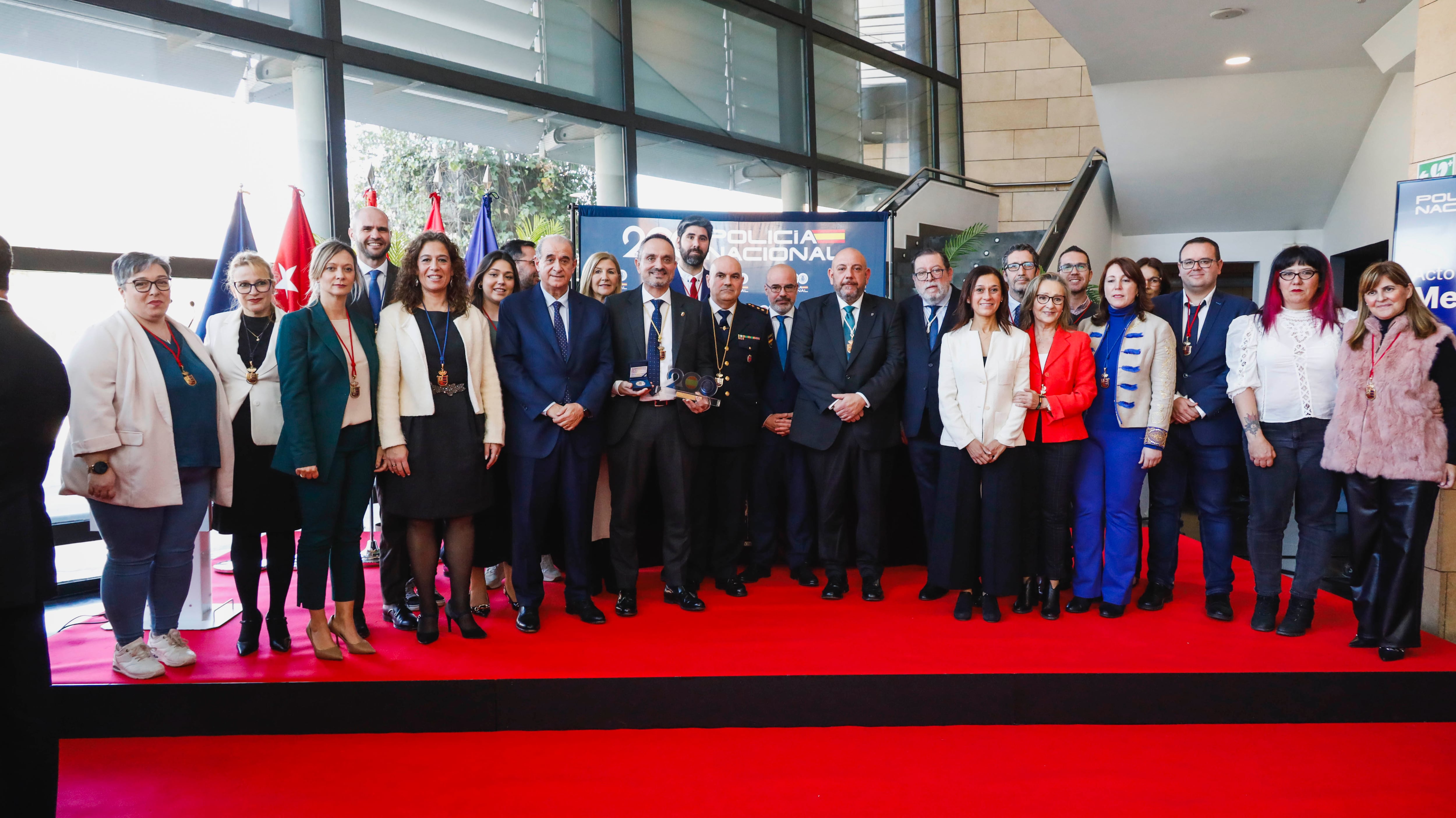 La Corporación Local junto al delegado del Gobierno y los representantes de la Policía Nacional durante la entrega de la medalla de oro