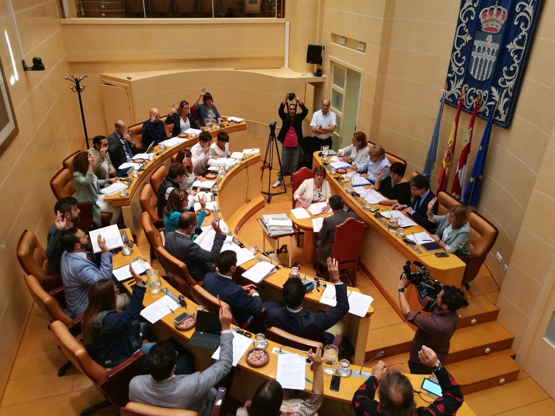Imagen de una de las votaciones en el pleno en el que se ha aprobado el documento definitivo del plan urbanístico de las áreas históricas