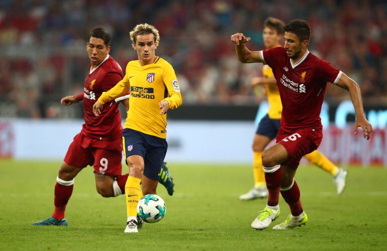 Griezmann guía la pelota ante Grujic