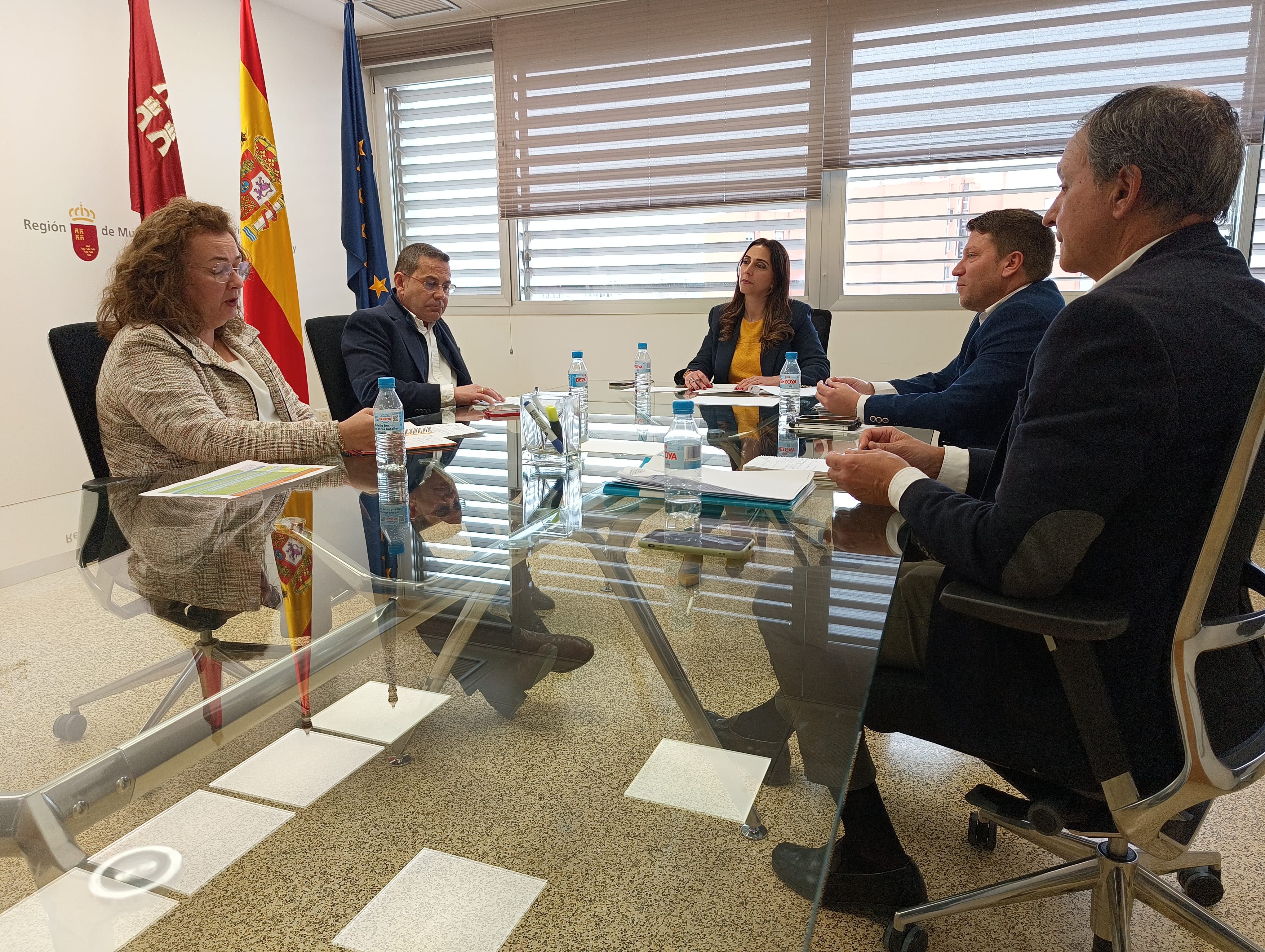 Sara Rubira, consejera de Agricultura, reunida con Bartolomé Navarro, presidente de la Federación de Cofradías de Pescadores de la Región de Murcia