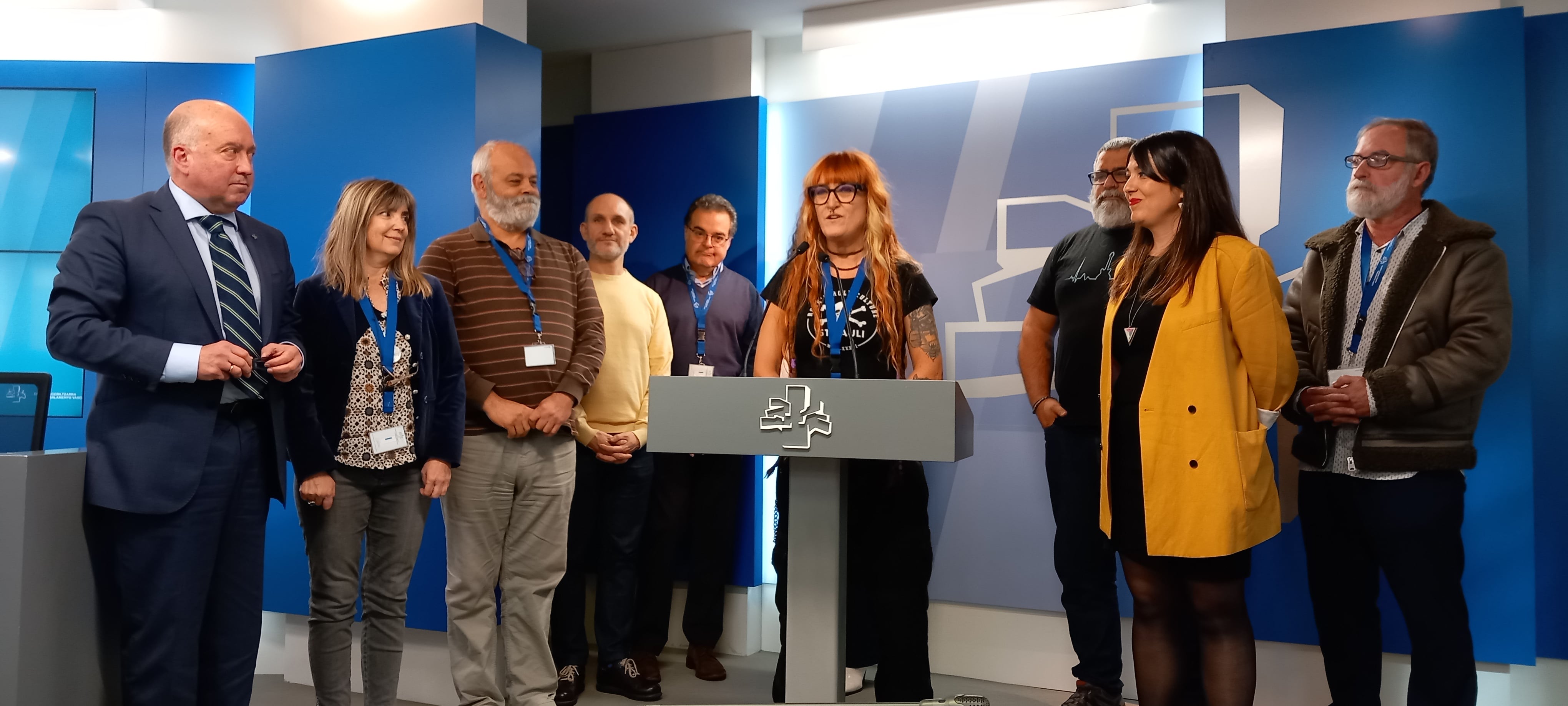 Victimas de abusos sexuales y parlamentarios vascos, en sala de prensa tras la aprobación del informe