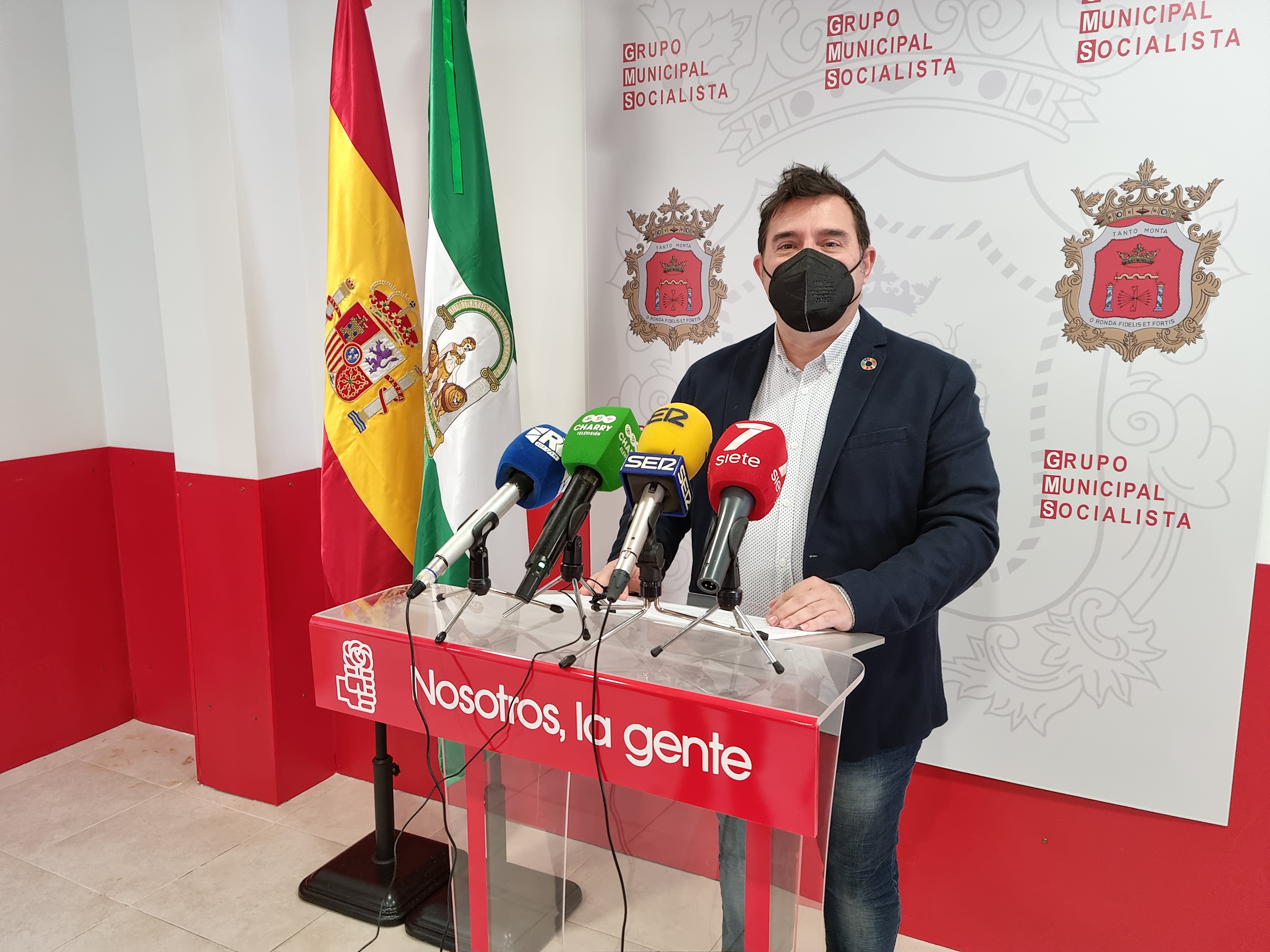 EL concejal socialista Juan Carlos González ante prensa en la Casa del Pueblo