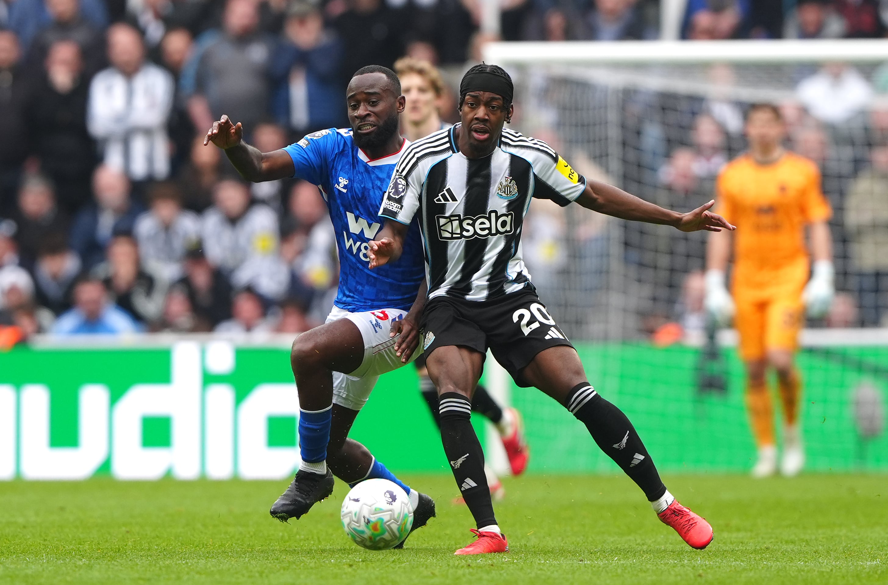 Lutsharel Geertruida y Anthony Elanga, durante el Newcastle-Sunderland de la Premier League