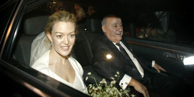 Marta Ortega, acompañada por su padre, Amancio Ortega, el día de su boda