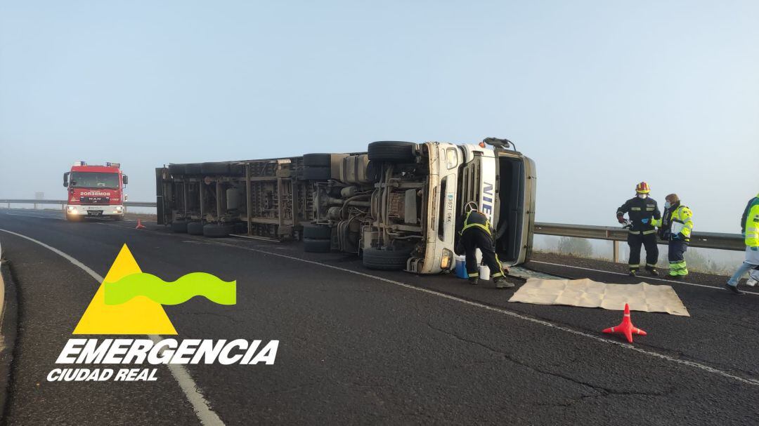 Camión volcado en la autovía en las inmediaciones de Puertollano