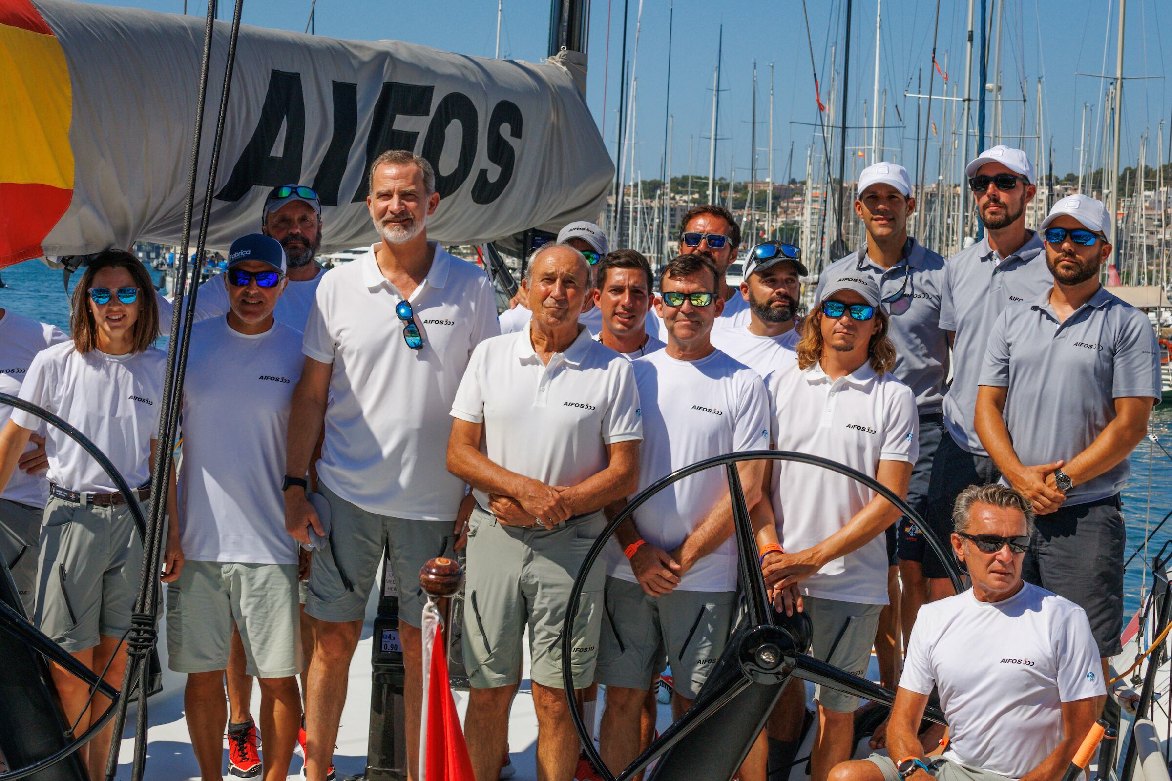PALMA, 01/08/2022.- El rey Felipe VI posa con la tripulación del Aifos en el Real Club Náutico de Palma antes de participar en la 40 edición de la Copa del Rey de Vela, este lunes. EFE/ Copa del Rey MAPFRE/Nico Martínez SOLO USO EDITORIAL/SOLO DISPONIBLE PARA ILUSTRAR LA NOTICIA QUE ACOMPAÑA (CRÉDITO OBLIGATORIO)