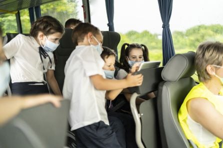 Un grupo de niños durante el viaje hasta su centro escolar