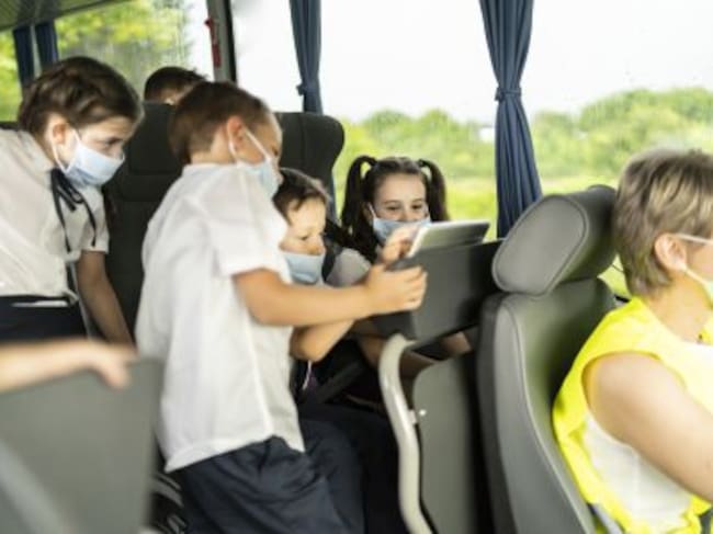 Un grupo de niños durante el viaje hasta su centro escolar
