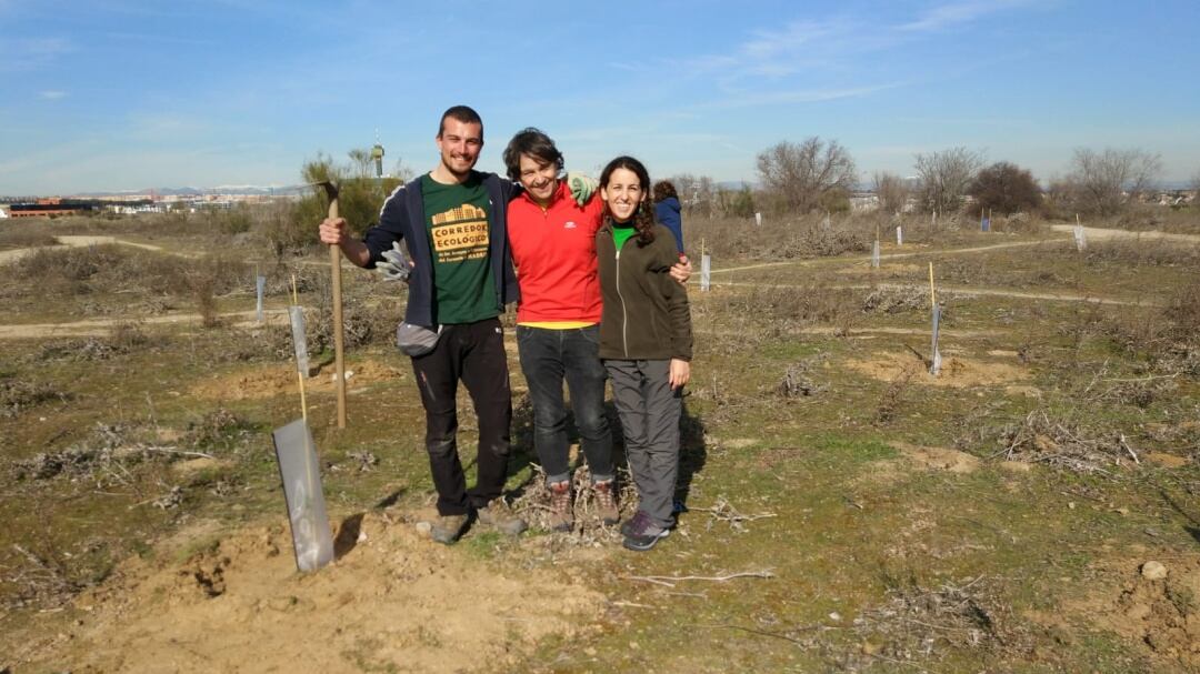 Manu de la Puerta, Natxo Blanchart y Vanessa Álvarez plantando árboles