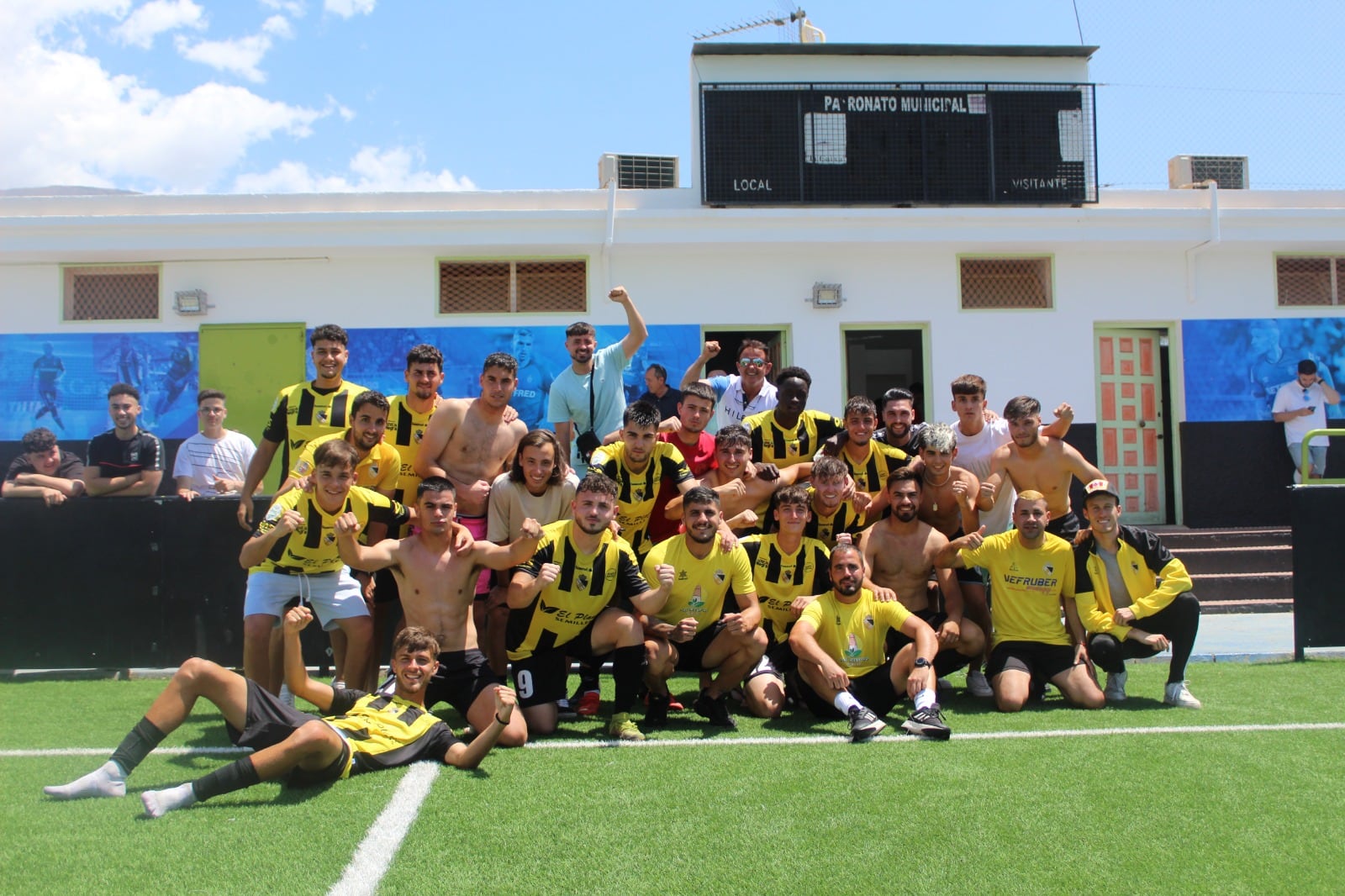 La plantilla del Berja celebrando la permanencia.