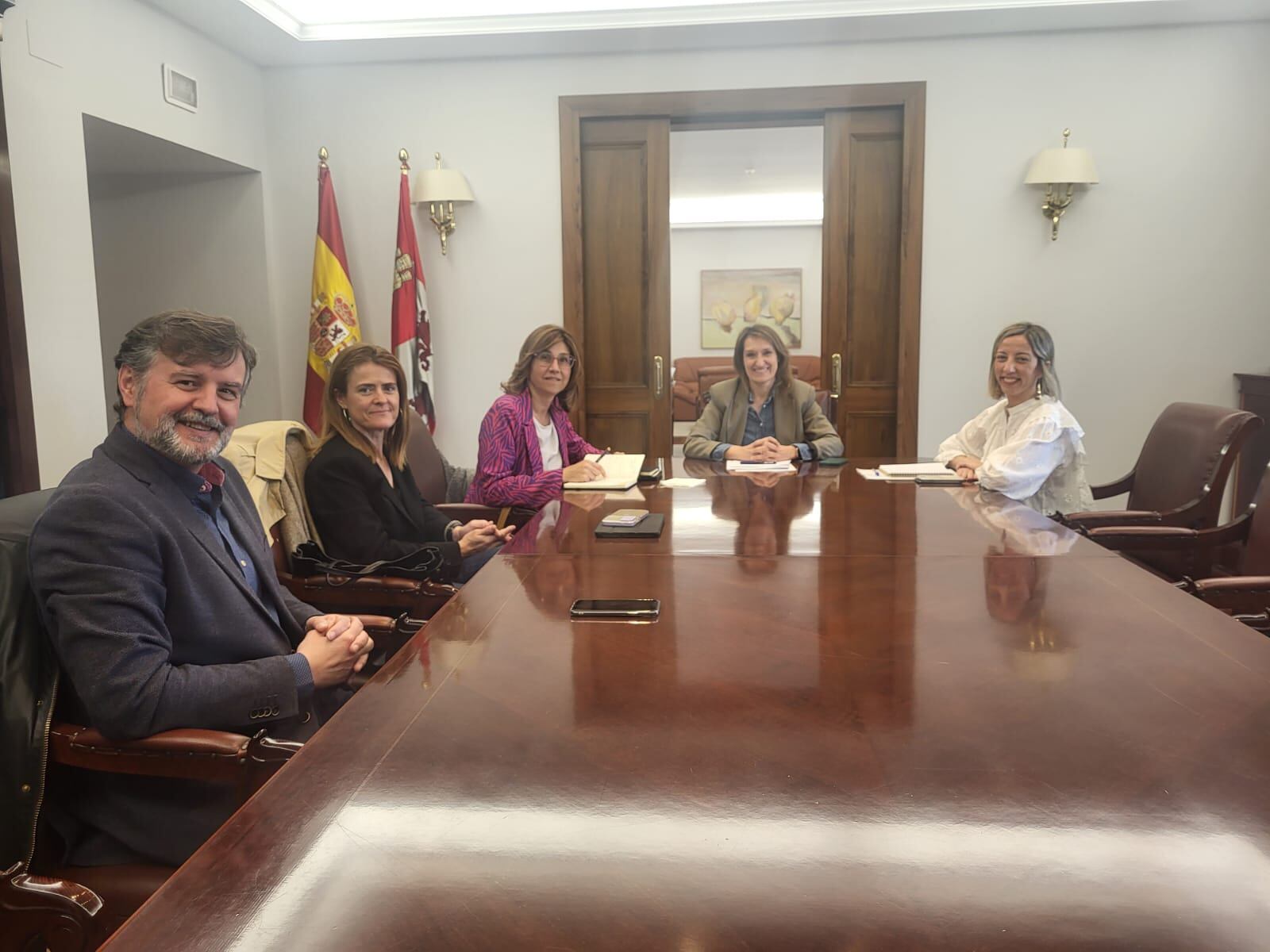 Reunión de la alcaldesa de Aranda (centro) con la consejera de Educación, acompañada por el concejal de Contratación y la concejala de Educación de Aranda, a la izda de la imagen