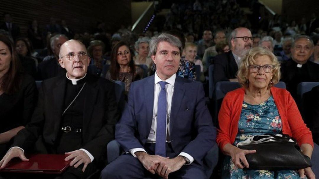 El arzobispo de Madrid, Carlos Osoro, junto al ex presidente de la Comunidad de Madrid, Ángel Garrido, y la alcaldesa Manuela Carmena