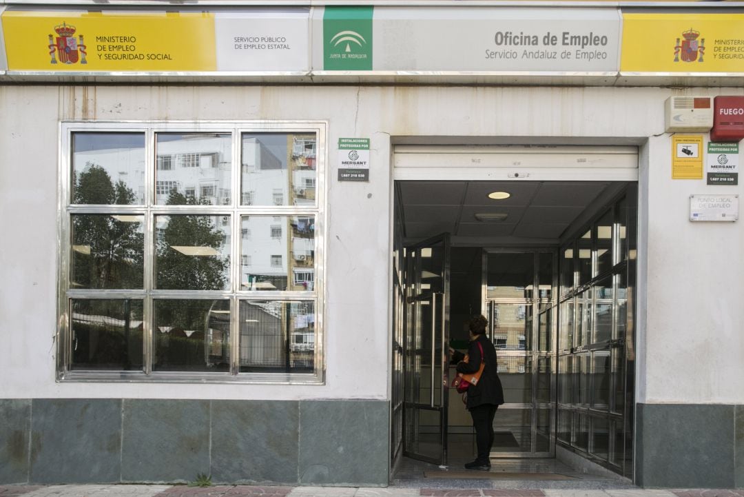 Una mujer entra en una oficina de empleo en Sevilla (imagen de archivo)