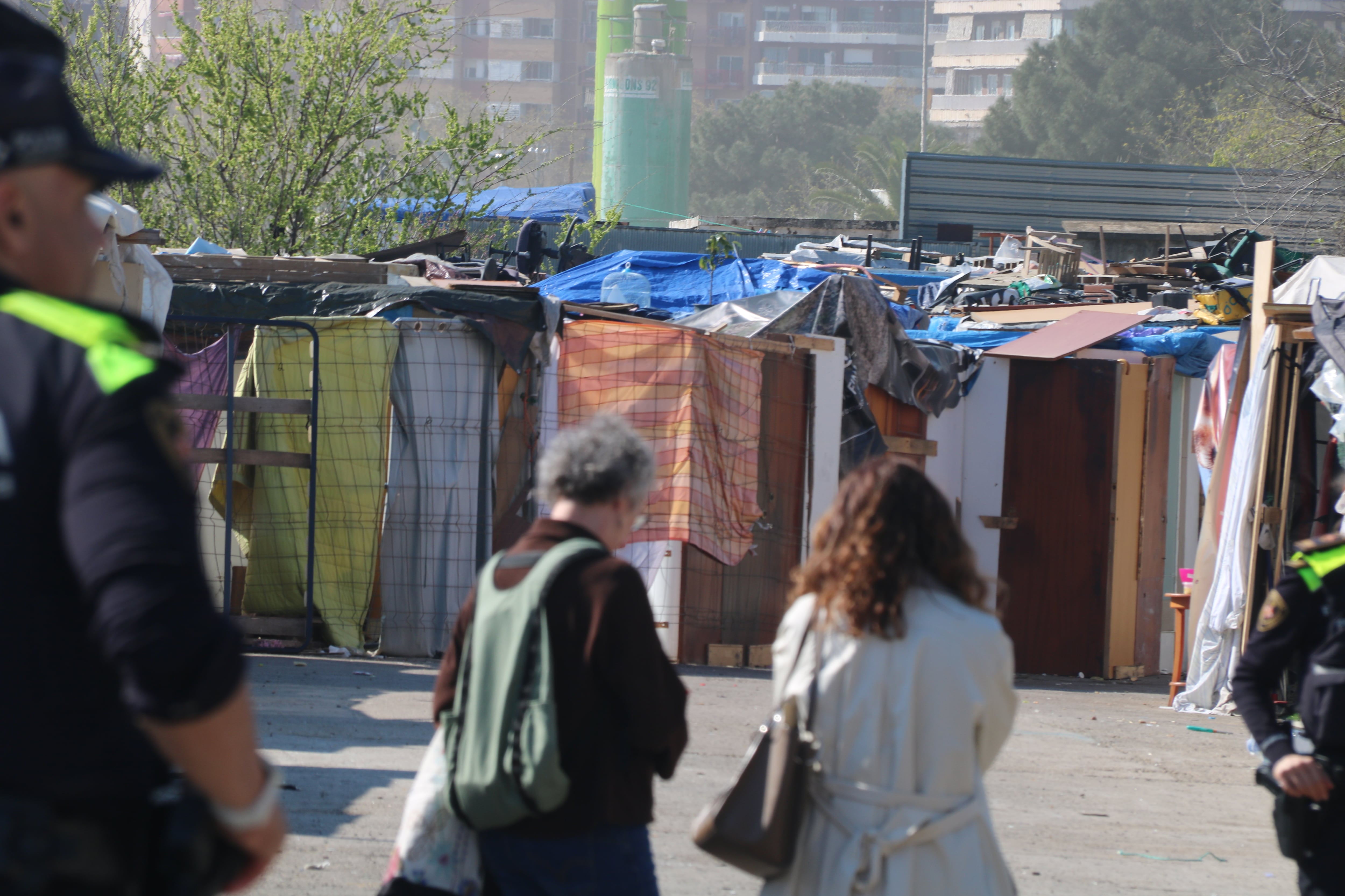 Imatge de les barraques des de l'accés del Pont del Treball Digne