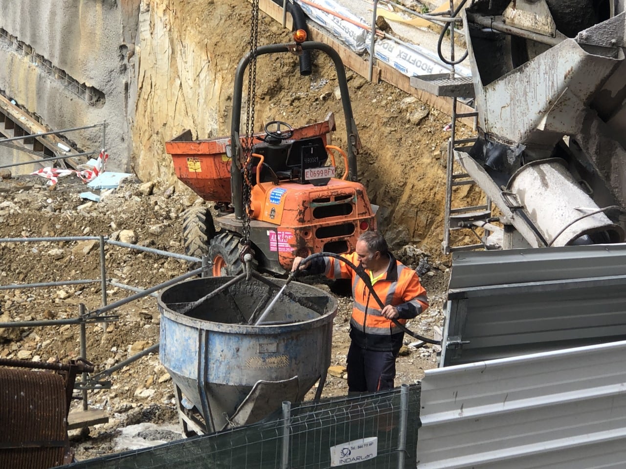 Un operario trabaja en las obras de construcción de viviendas en Eibar