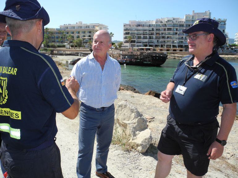 El alcalde con los técnicos de emergencias