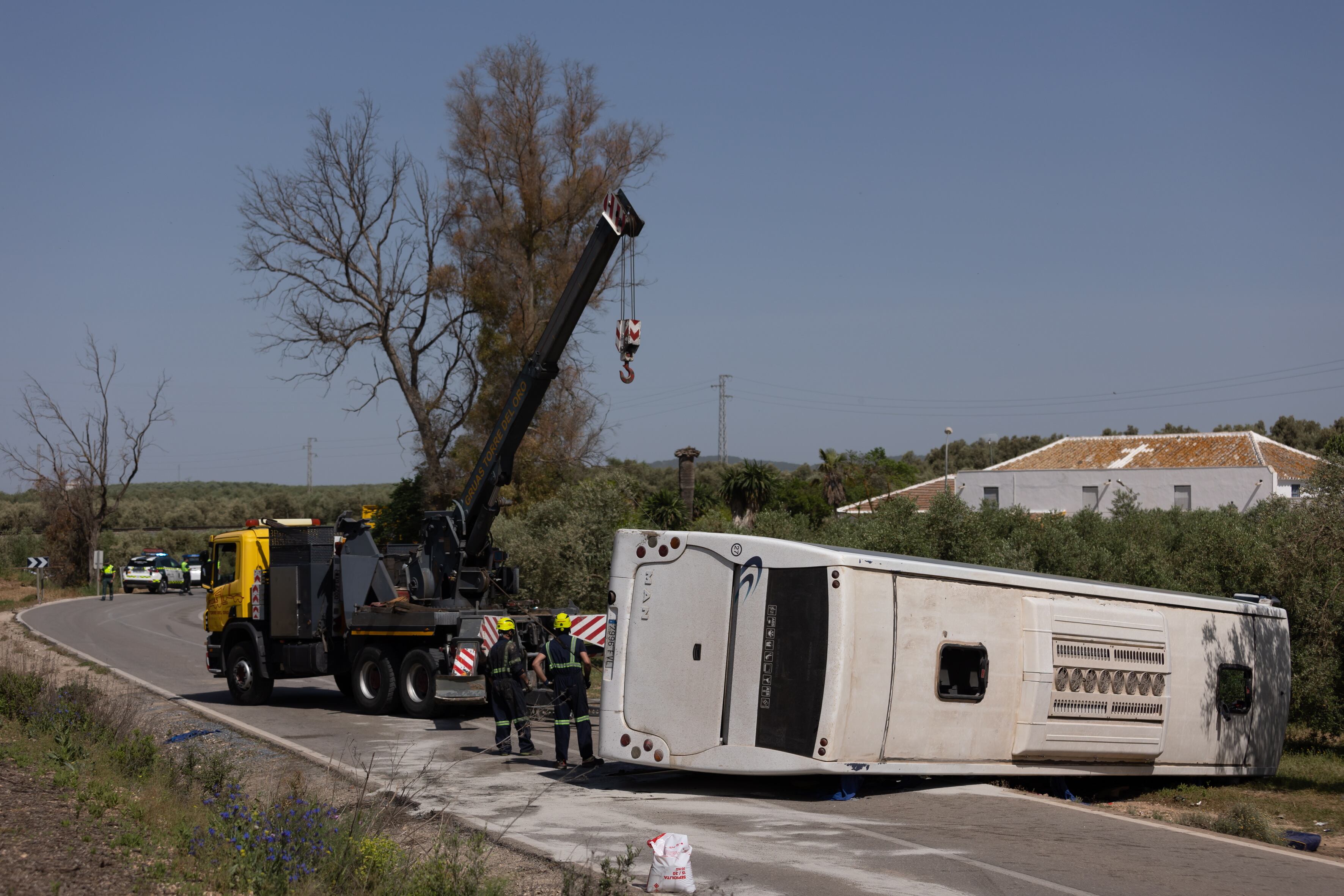 Dos personas han fallecido y tres han resultado heridas de gravedad tras volcar un autobús que trasladaba a quince personas a sus puestos de trabajo esta mañana en la localidad sevillana de Pedrera, en dirección a La Roda de Andalucía, en la A-8327.