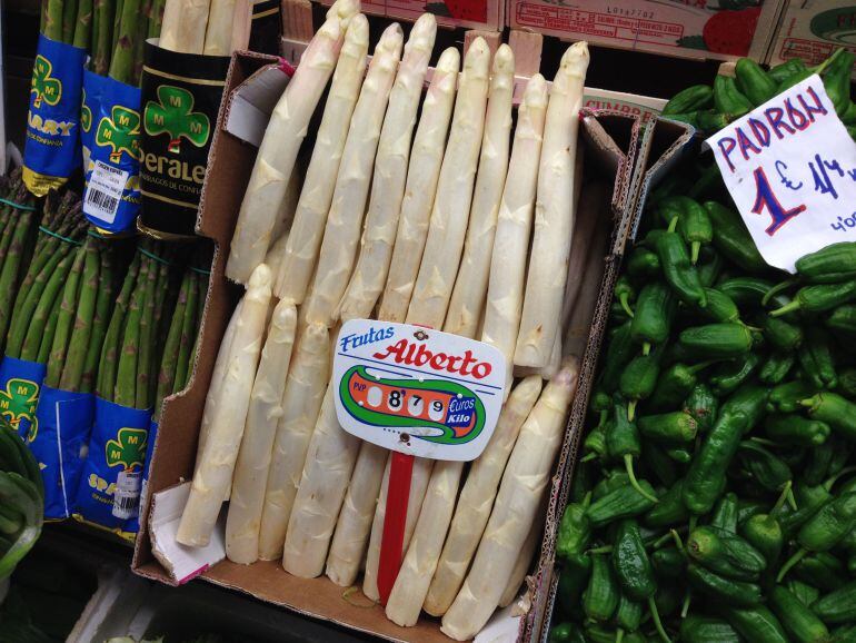 Espárragos blancos en el puesto Casa Alberto del Mercado de Barceló (Madrid).