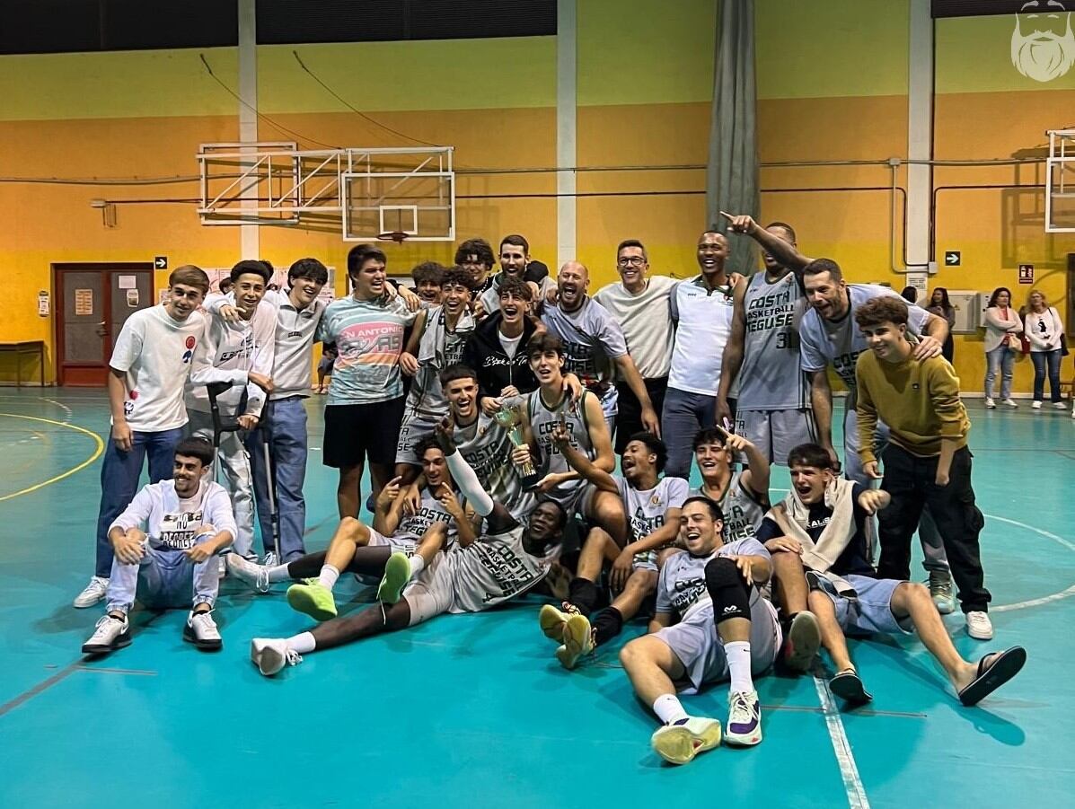 Jugadores y técnicos del Costa Teguise celebrando el título de liga.