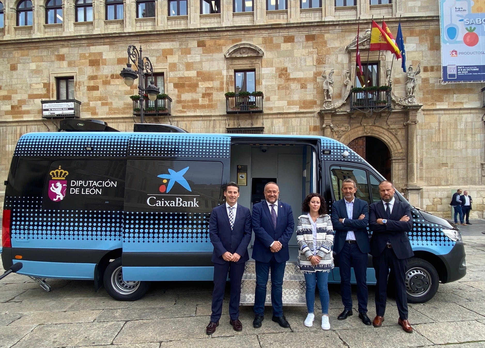Presentación de la oficina móvil de Caixabank en León