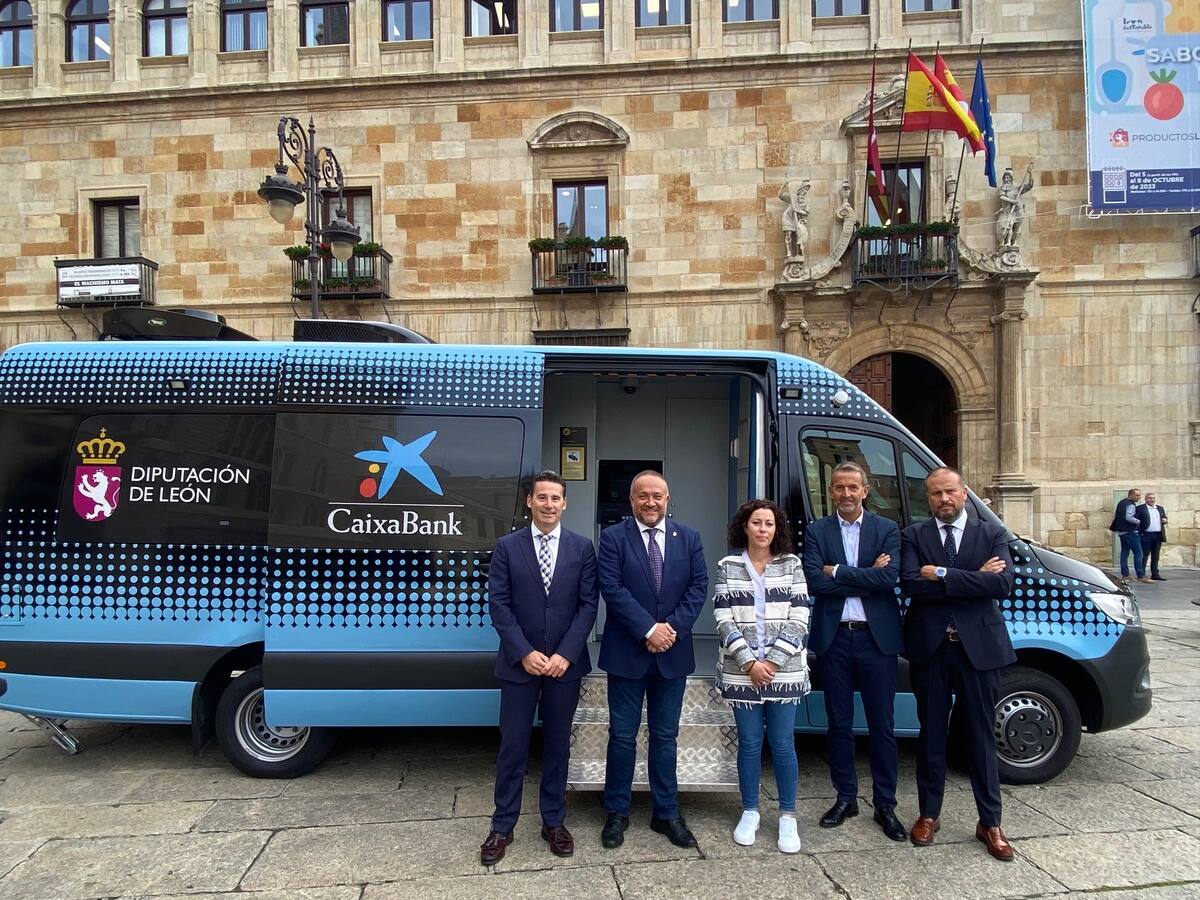 Caixabank pone a funcionar su oficina móvil en colaboración con la Diputación para llegar a 60.000 leoneses en situación de exclusión bancaria