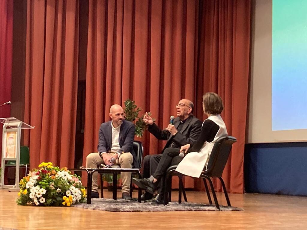 Juan José Omella, en un encuentro con laicos en Zaragoza