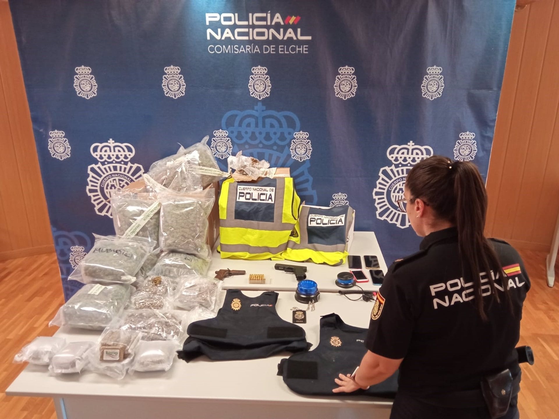 Droga y material intervenido en la operación