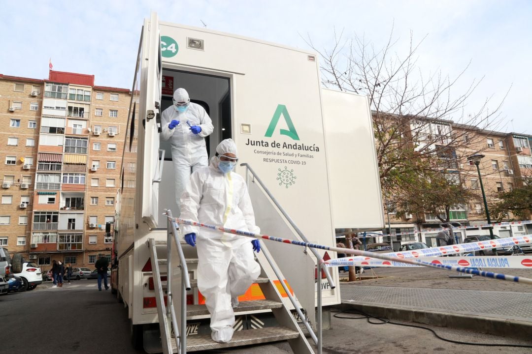 Sanitarios de la Junta de Andalucía, preparados para hacer los test rápidos de antígenos PCR, en un cribado masivo en la barriada malagueña de La Luz.