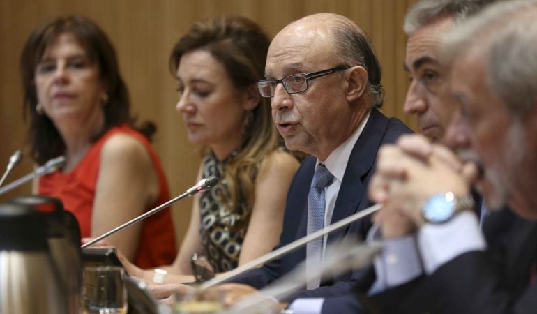 GRA074. MADRID, 04/08/2015.- El ministro de Hacienda, Cristóbal Montoro, durante la rueda de prensa ofrecida tras la presentación de los presupuestos generales del Estado 2016, que incluyen un aumento del gasto social del 3,8% y una mejora salarial para l