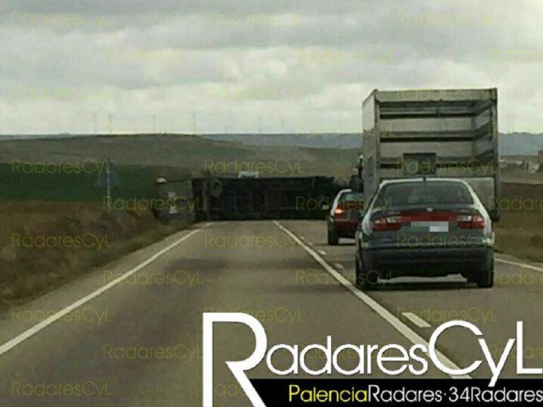 Imagen del camión volcado.