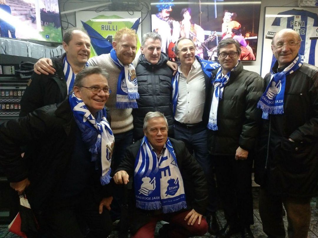 Ben Parham, en el centro con jersey beige, con ex jugadores de la Real en la sede de la Peña Maite Taldea