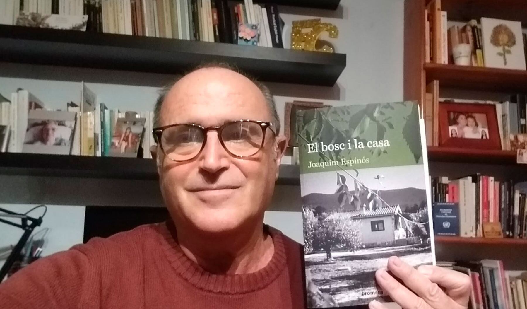 Ximo Espinós mostra un exemplar del seu llibre