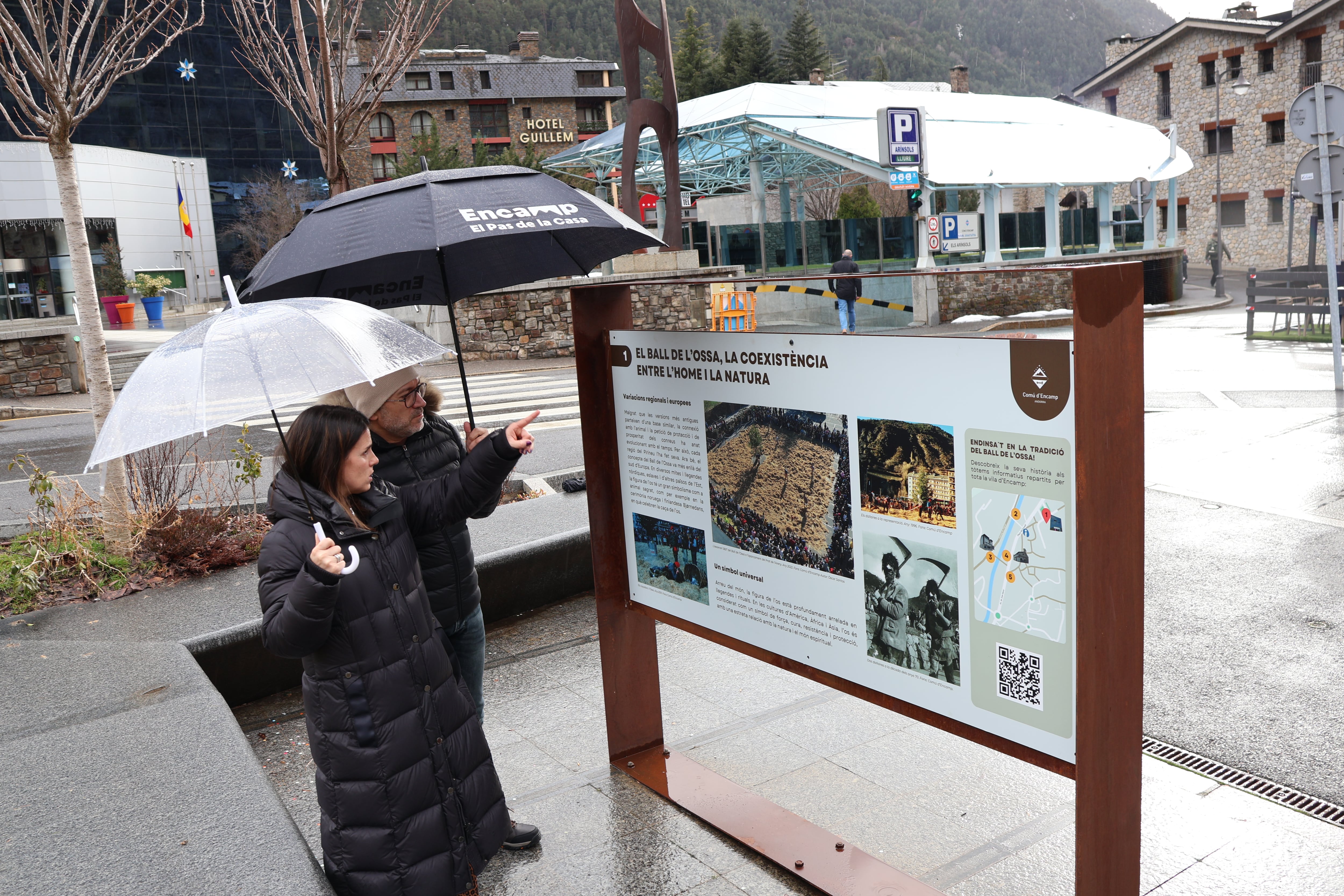 Inauguració de l'exposició al carrer sobre el ball de l'Ossa a Encamp