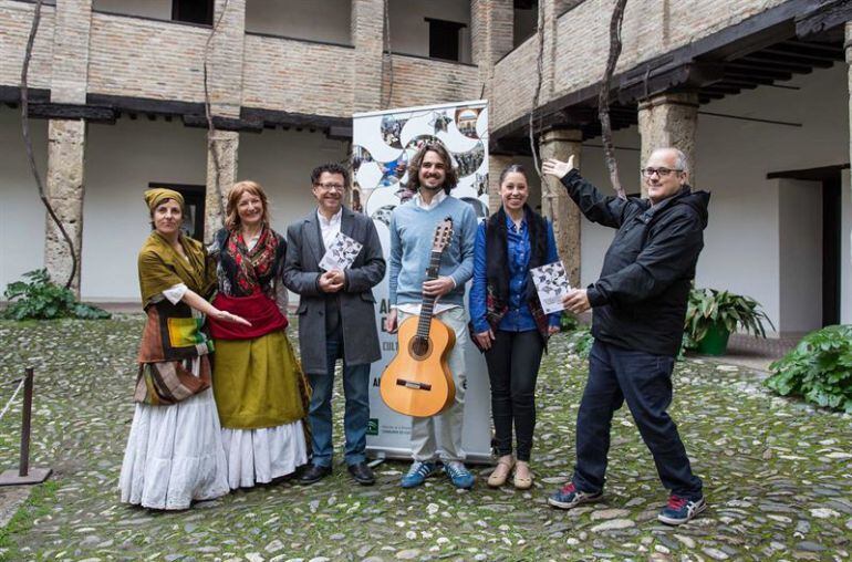 El director del Patronato de la Alhambra, Reynaldo Fernández, acompañado de artistas durante la presentación de las actividades.