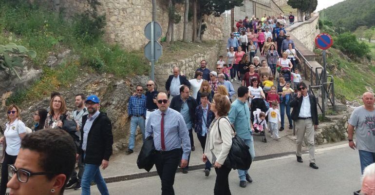 Asistentes a la manifestación convocada por la asociación de vecinos de El Tomillo.