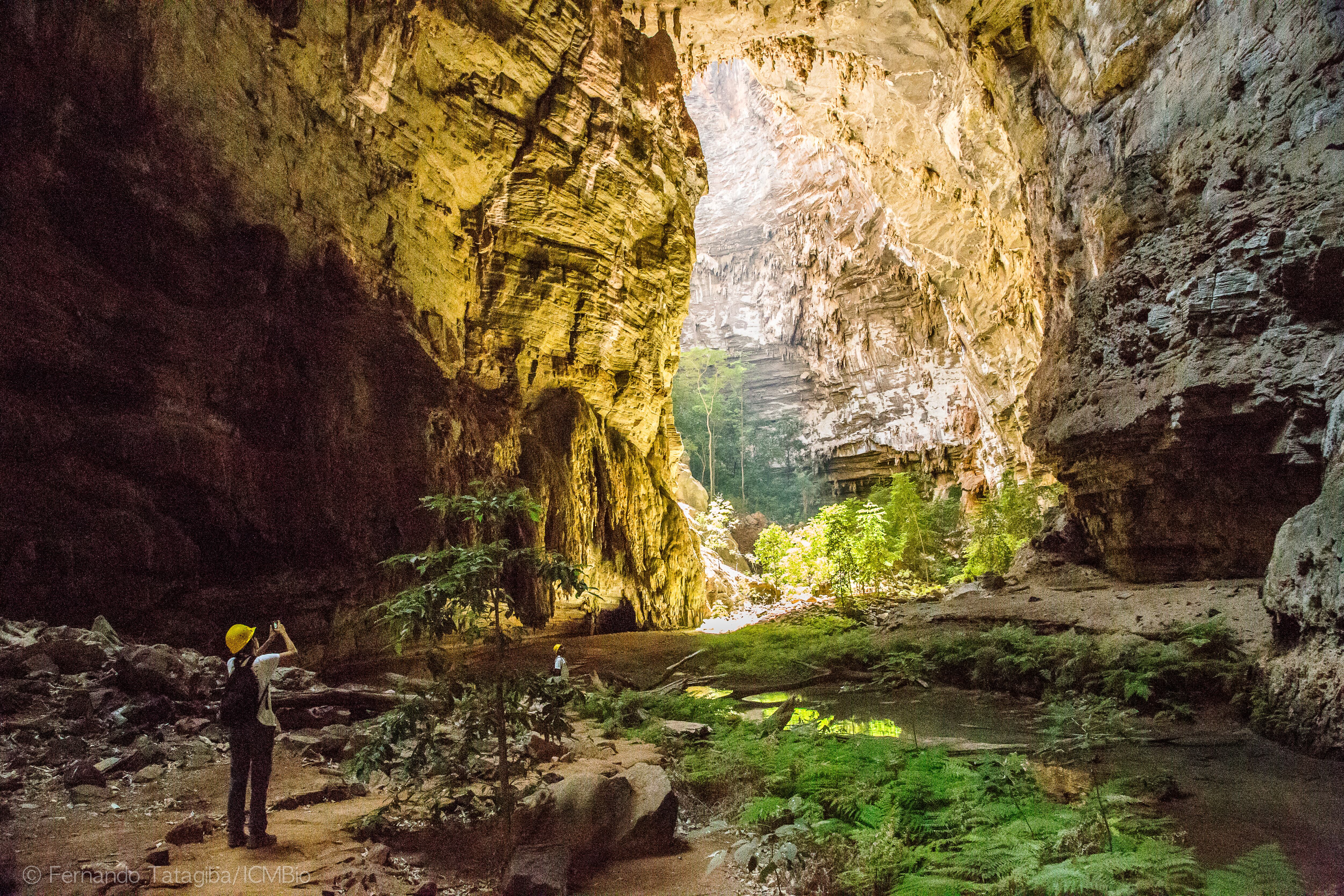 Fotografía del 10 de agosto de 2018 cedida por el Instituto Chico Mendes para la Conservación de la Biodiversidad (ICMbio) de una persona al interior de una cueva en el Parque Nacional de las Cavernas del Peruaçu en Minas Gerais, (Brasil).