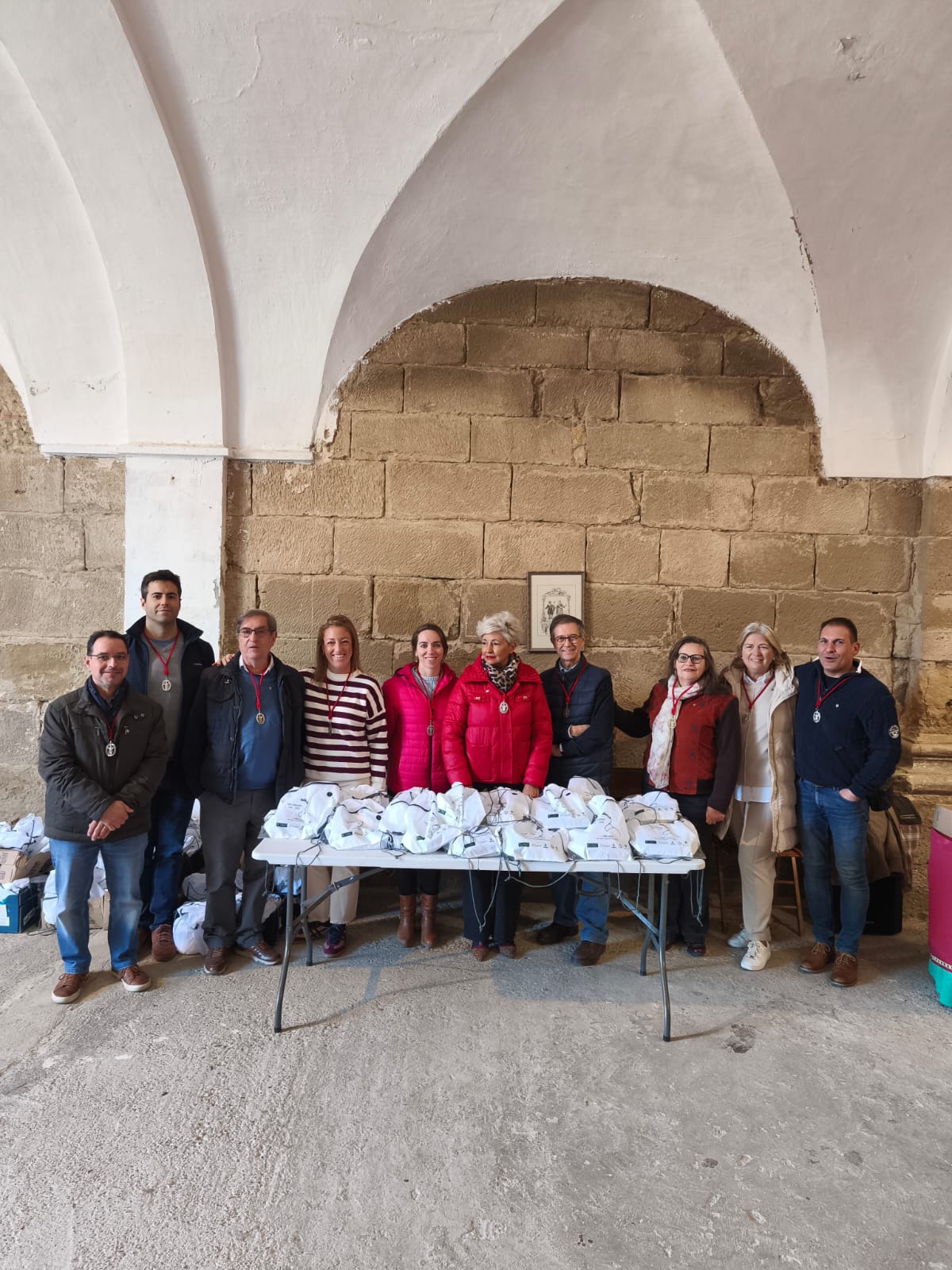 Foto de familia de miembros de la Cofradía.