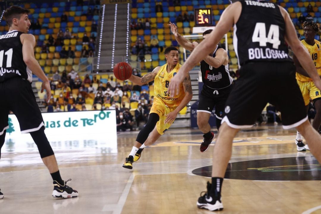 AJ Slaughter ante la defensa de la Virtus Bolonia