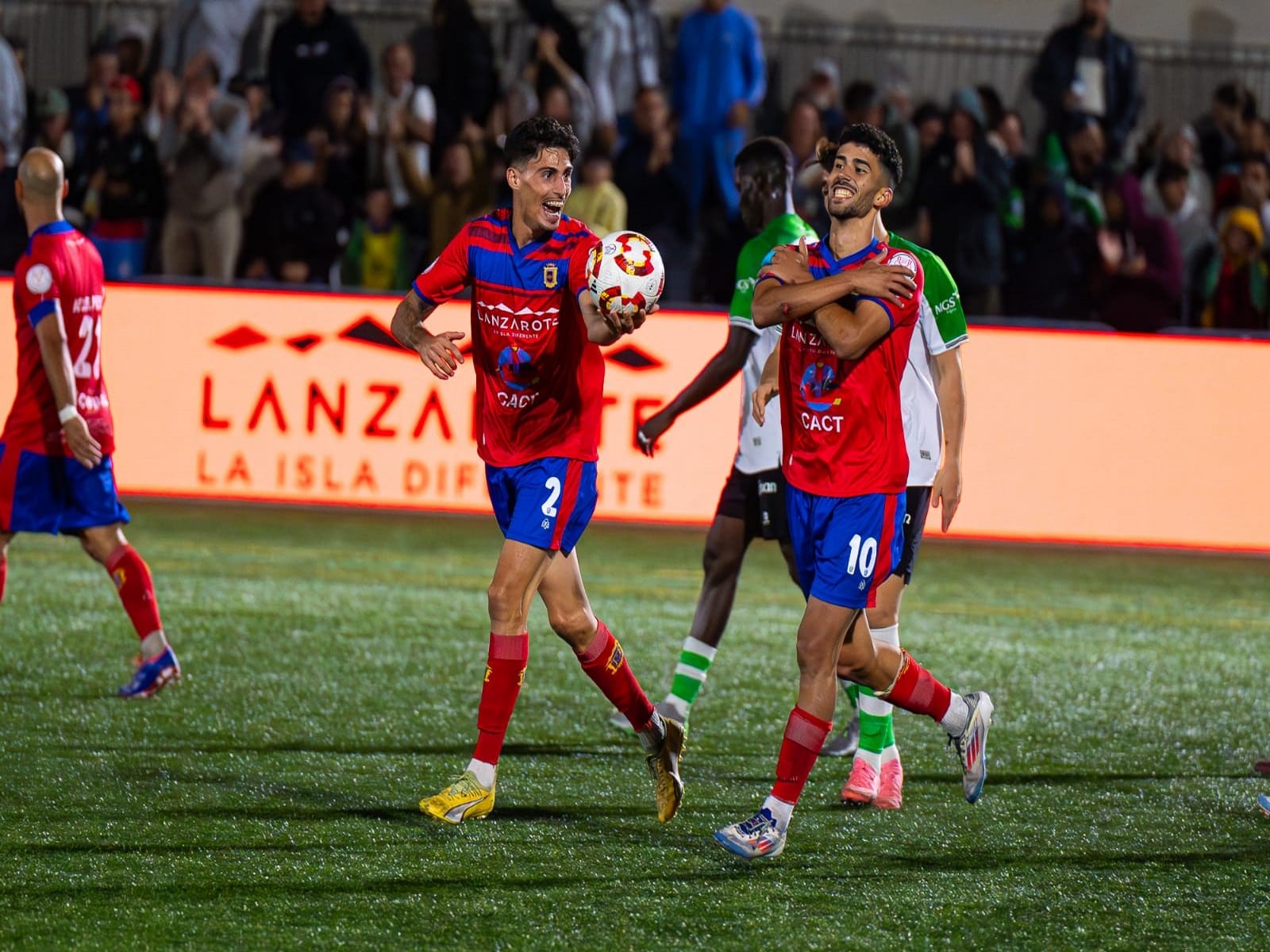 Celebración de uno de los goles de Ale Fuentes (UD Lanzarote) al Racing de Santander.