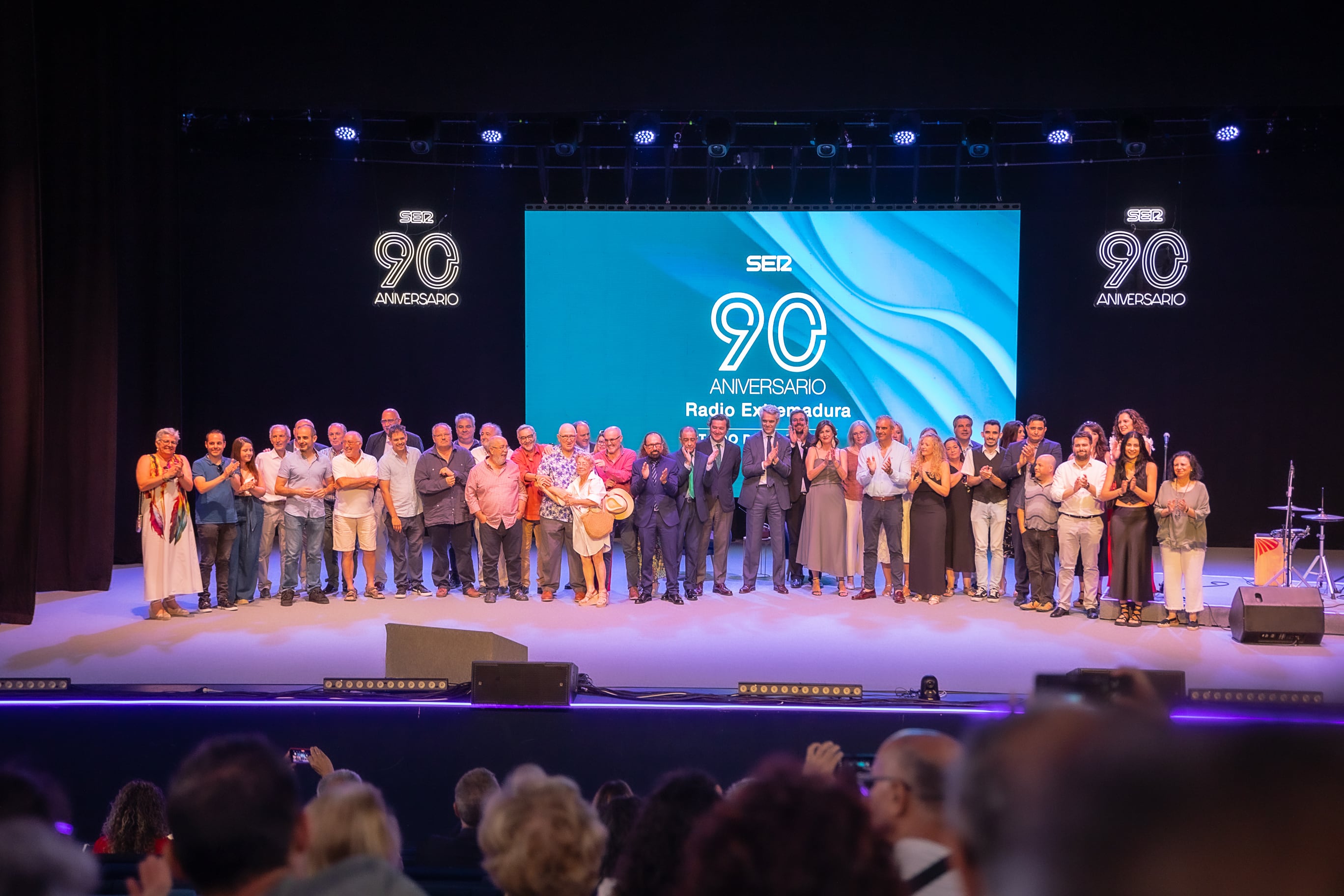 Foto de familia de trabajadores y ex trabajadores de Radio Extremadura