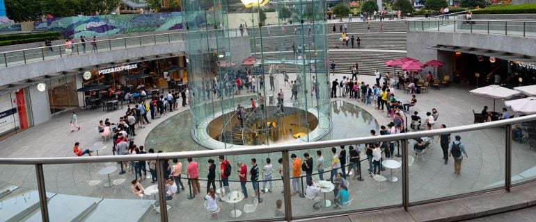 Personas haciendo cola para comrpar el iPhone 6 y el iPhone 6s Plus en Shangai (China) en octubre de 2015. 