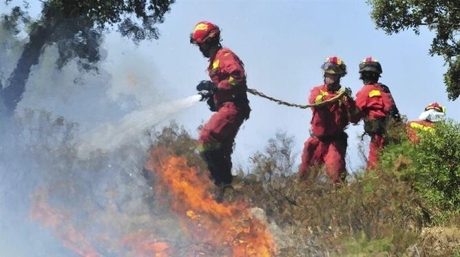 Miembros de la Unidad Militar de Emergencias trabajan el lunes en un bosque de Cantallops para sofocar el incendio declarado en La Jonquera, uno de los que arden en la comarca del Alt Empordà (Girona) y que ya han causado cuatro víctimas mortales.