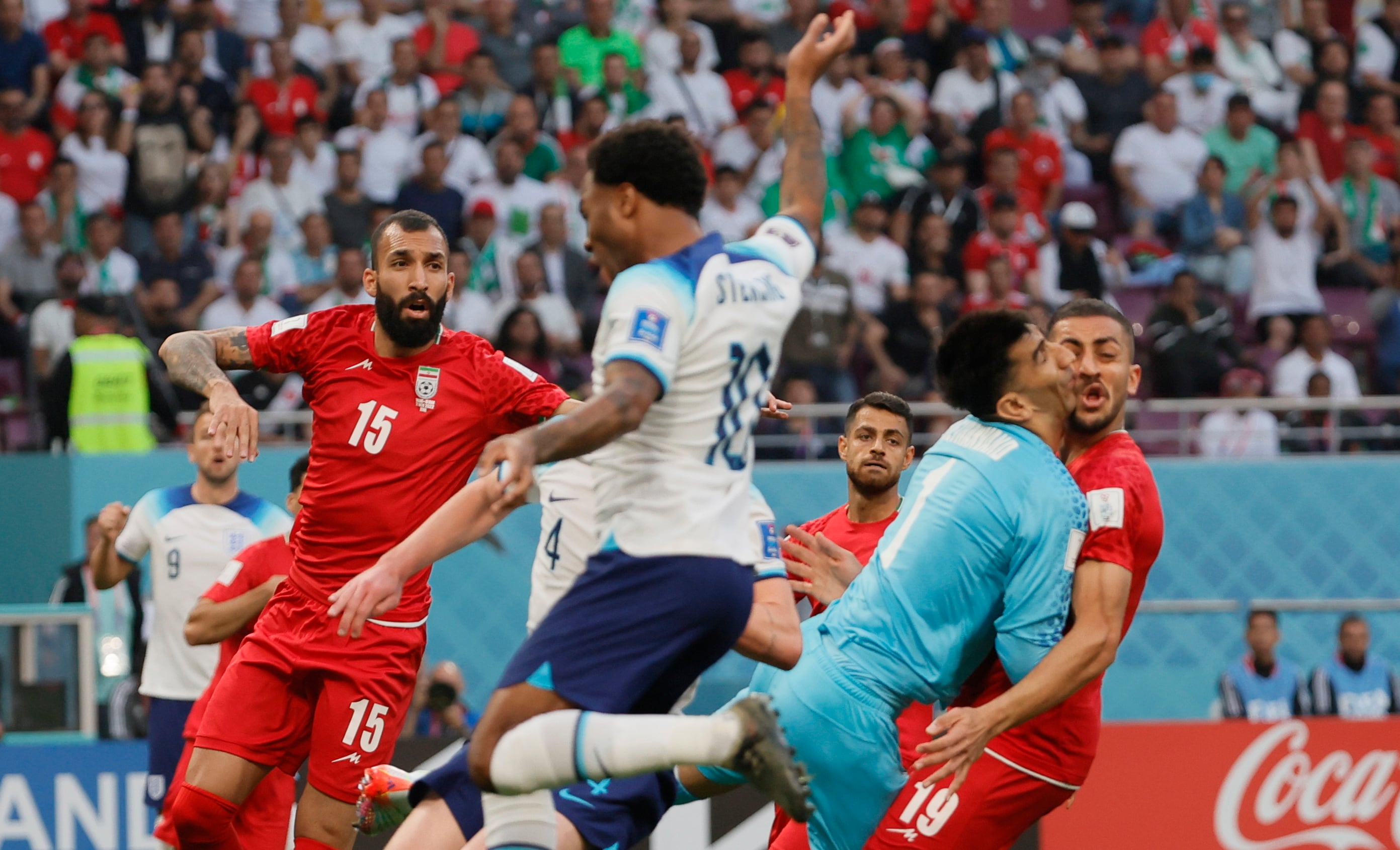 El portero iraní Beiranvand en su choque contra Hosseini durante el encuentro contra Inglaterra