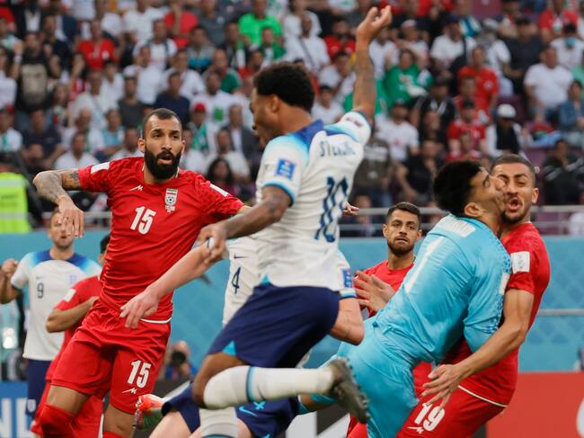 El portero iraní Beiranvand en su choque contra Hosseini durante el encuentro contra Inglaterra